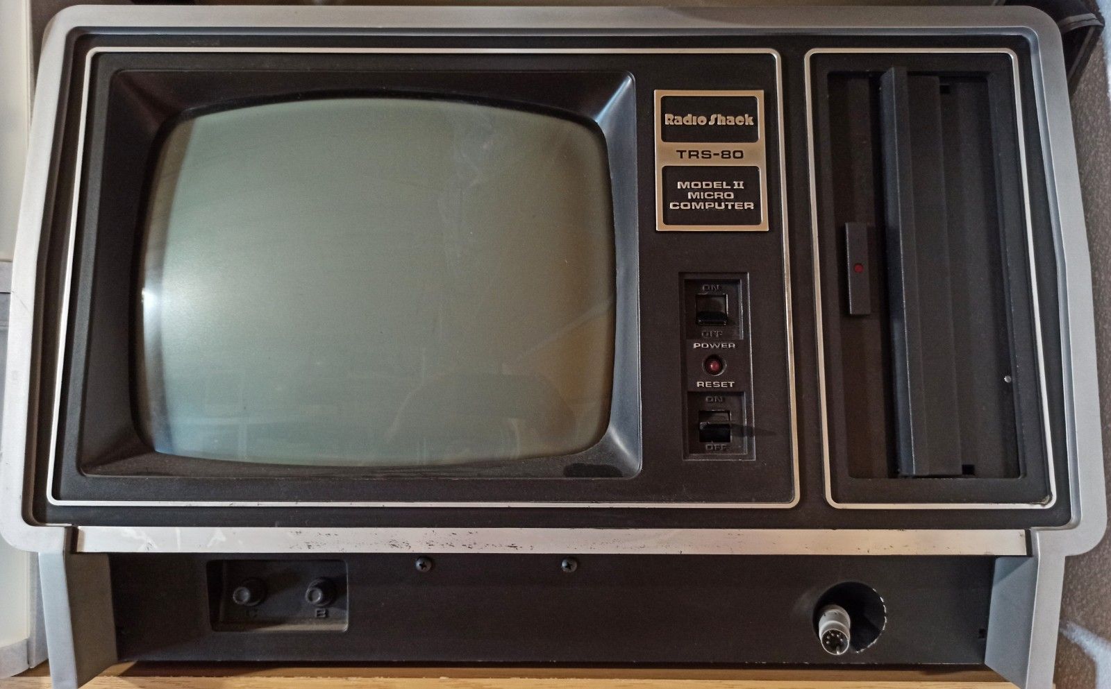 radioshacktrs80modell2computer.jpeg